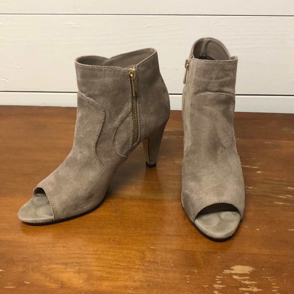 Like new size 9N high heel booties
